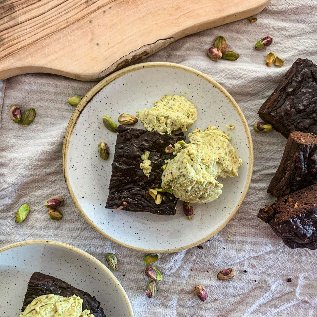 Brownie de aguacate y pistachos con helado de pistacho Brownie de aguacate y pistachos con helado de pistacho