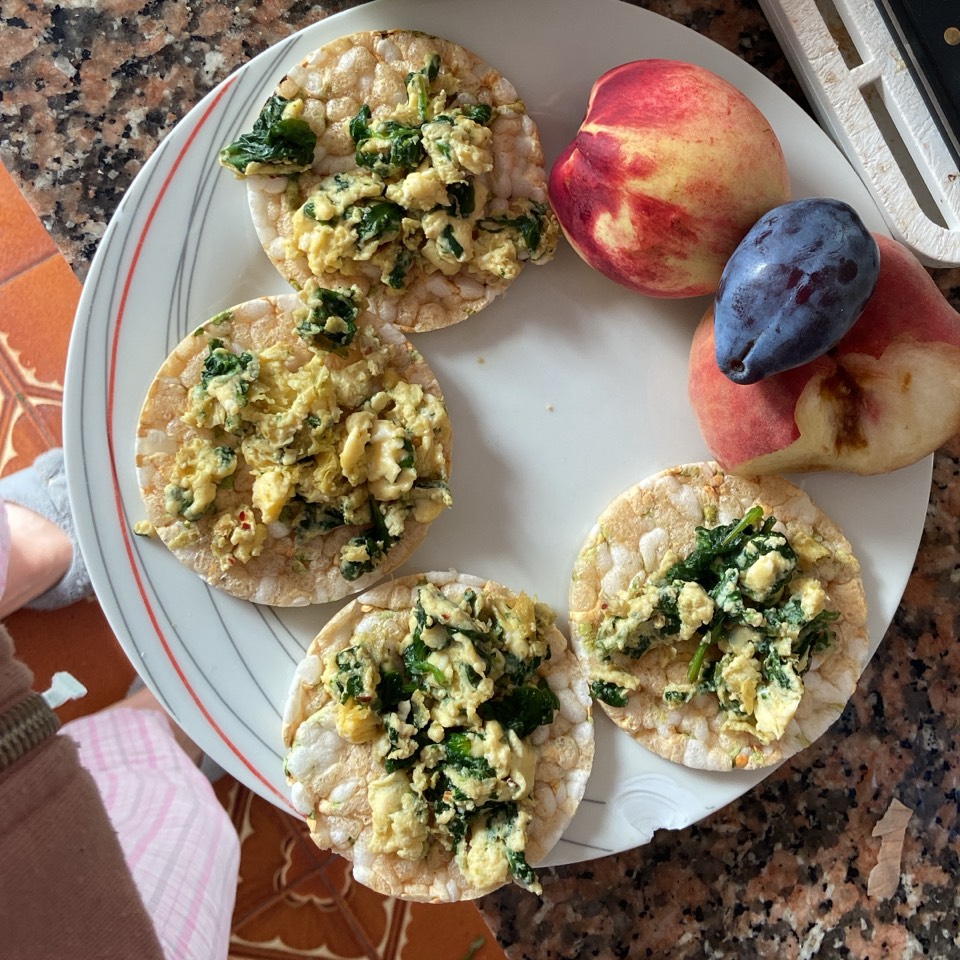Tortitas de maíz, huevo y espinacas Tortitas de maíz, huevo y espinacas