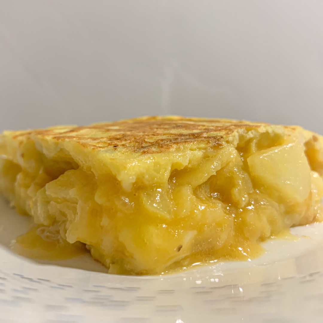 Tortilla de patata, cebolla y queso de cabra