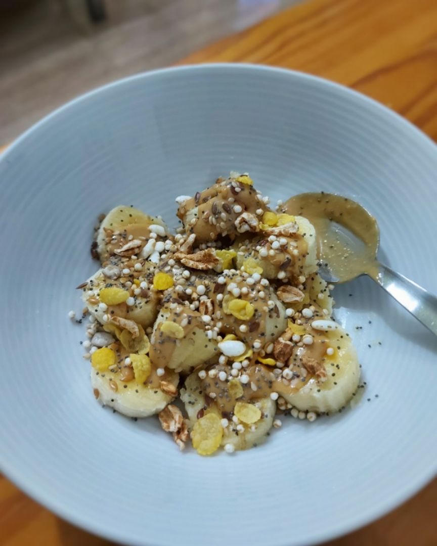 Rodajas de plátano con semillas y cereales