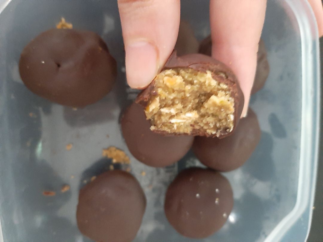 Bombones de pistachos y almendras con un toque de naranja Bombones de pistachos y almendras con un toque de naranja