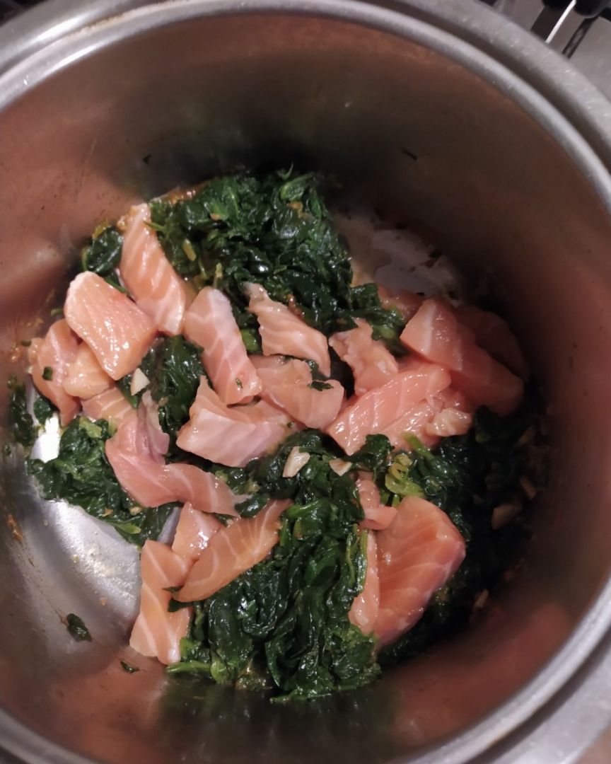 Espinacas salteadas con salmón fresco. Paso 3 Espinacas salteadas con salmón fresco. Paso 3