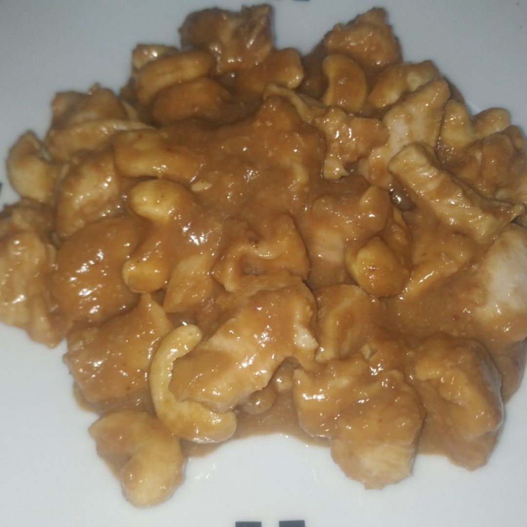 Pollo en salsa de anacardos Pollo en salsa de anacardos