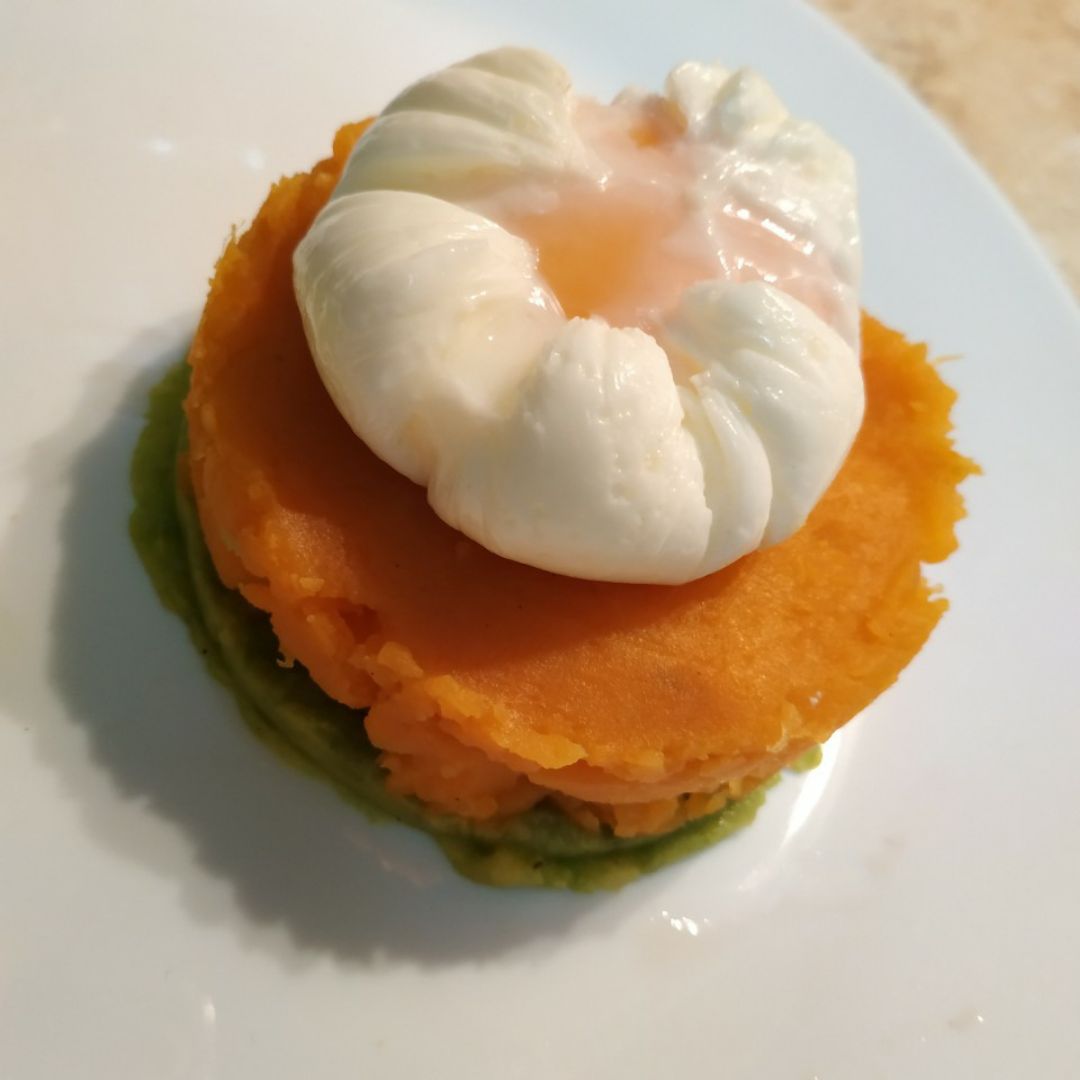 Huevo porché con puré de boniato y aguacate Huevo porché con puré de boniato y aguacate