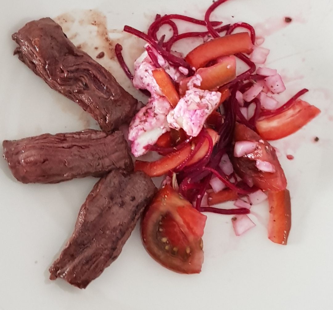 🍅 Ensalada y un poco de entraña 🥩 🍅 Ensalada y un poco de entraña 🥩