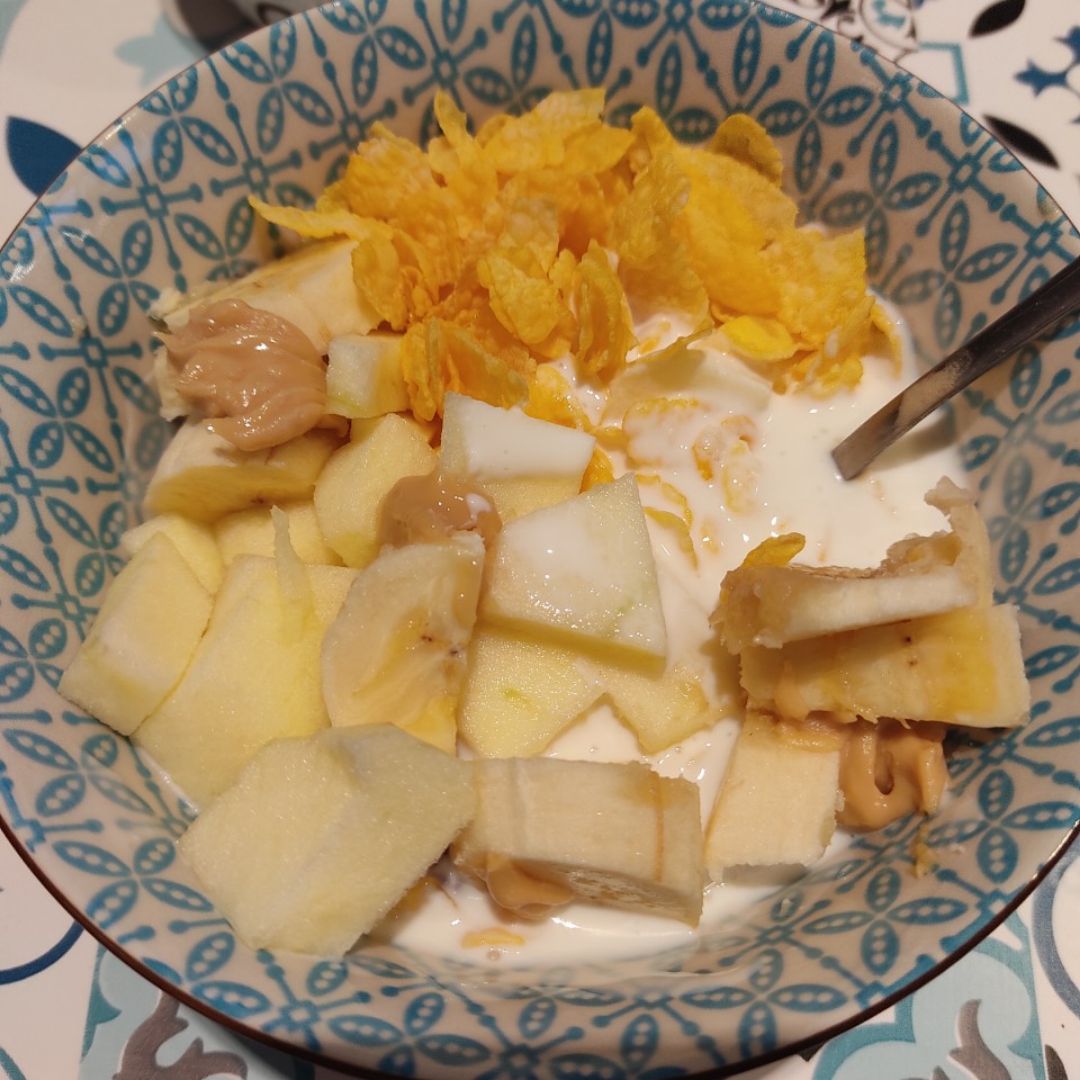 Bol de kéfir y cereales de maíz Bol de kéfir y cereales de maíz