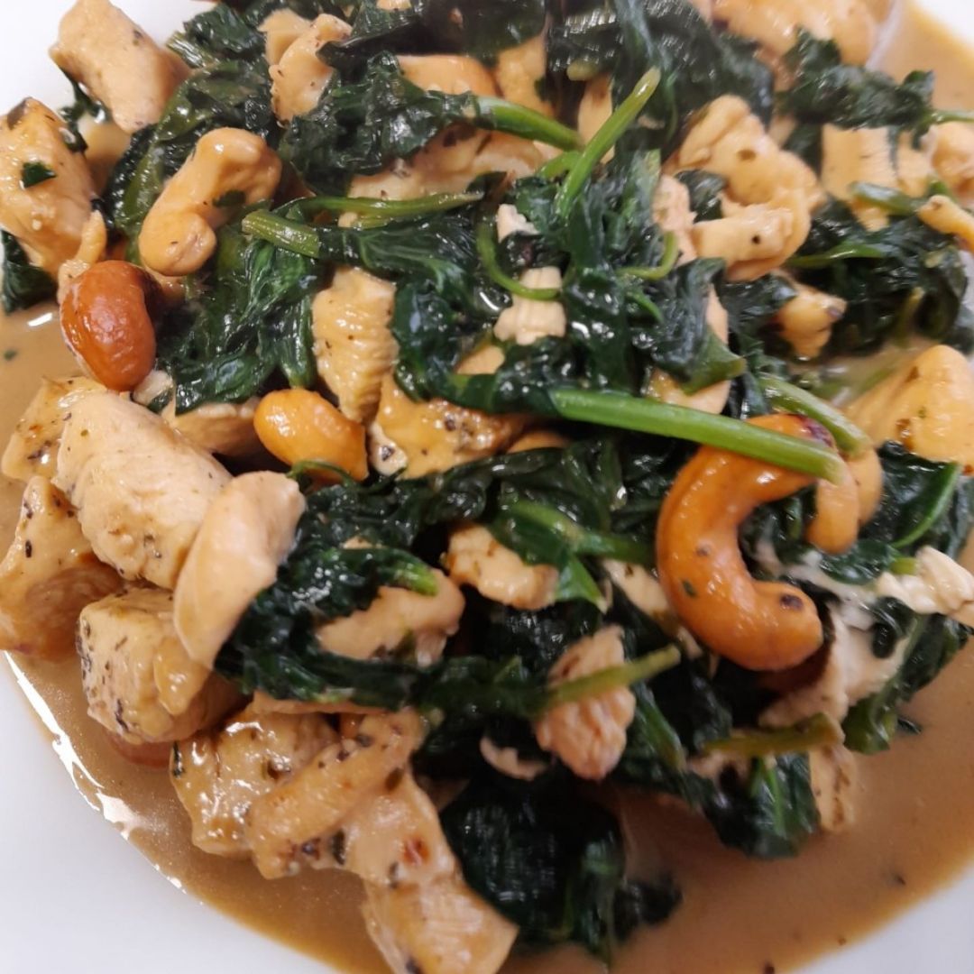 Espinacas con pollo y frutos secos Espinacas con pollo y frutos secos
