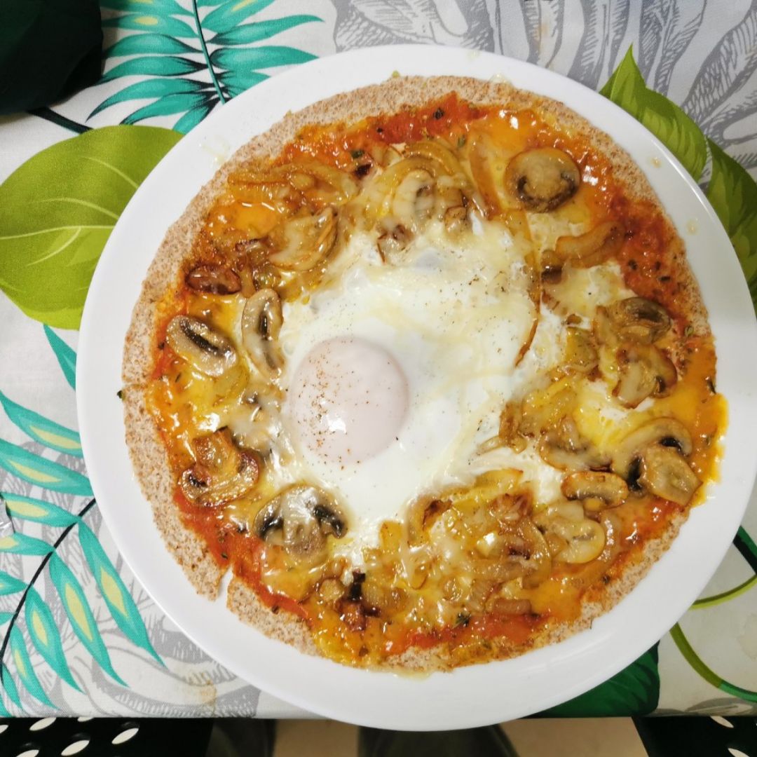 Pizza de champiñones y huevo Pizza de champiñones y huevo