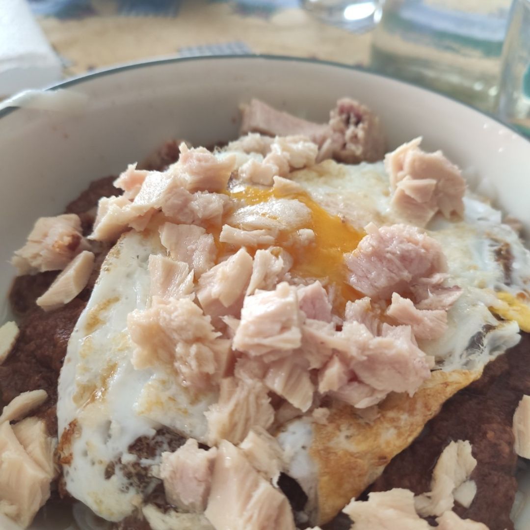 Nodles con tomate, huevo y atún