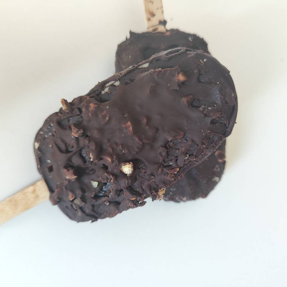 Helados de yogur, avellana y chocolate Helados de yogur, avellana y chocolate