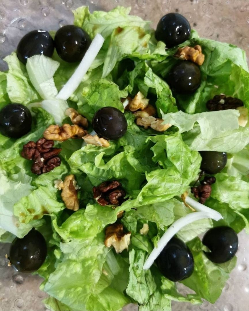 ENSALADA DE LECHUGA, CEBOLLETA, ACEITUNAS Y NUECES ENSALADA DE LECHUGA, CEBOLLETA, ACEITUNAS Y NUECES