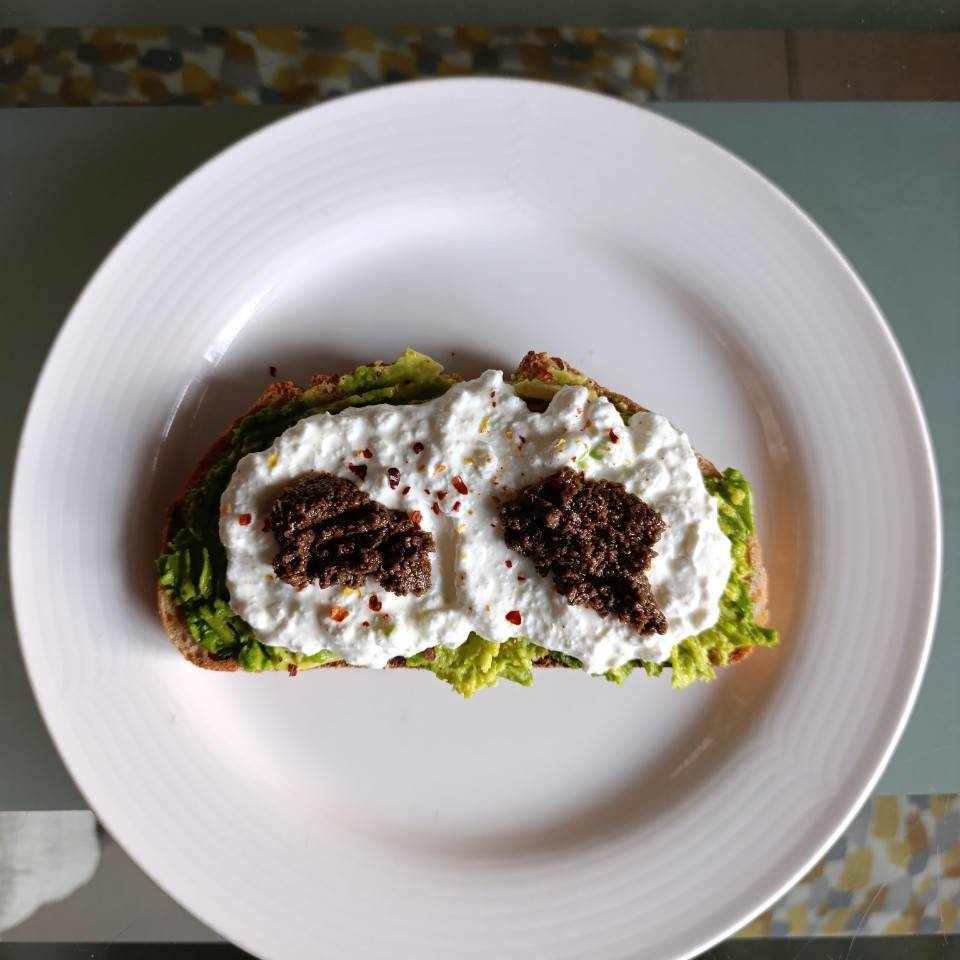 Tostada de aguacate y queso cottage 