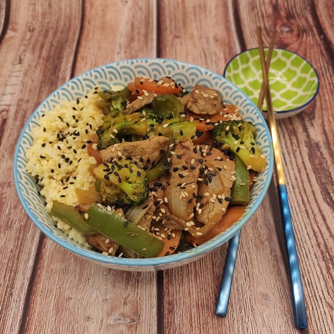 Bol asiático con mijo, verduras y ternera Bol asiático con mijo, verduras y ternera