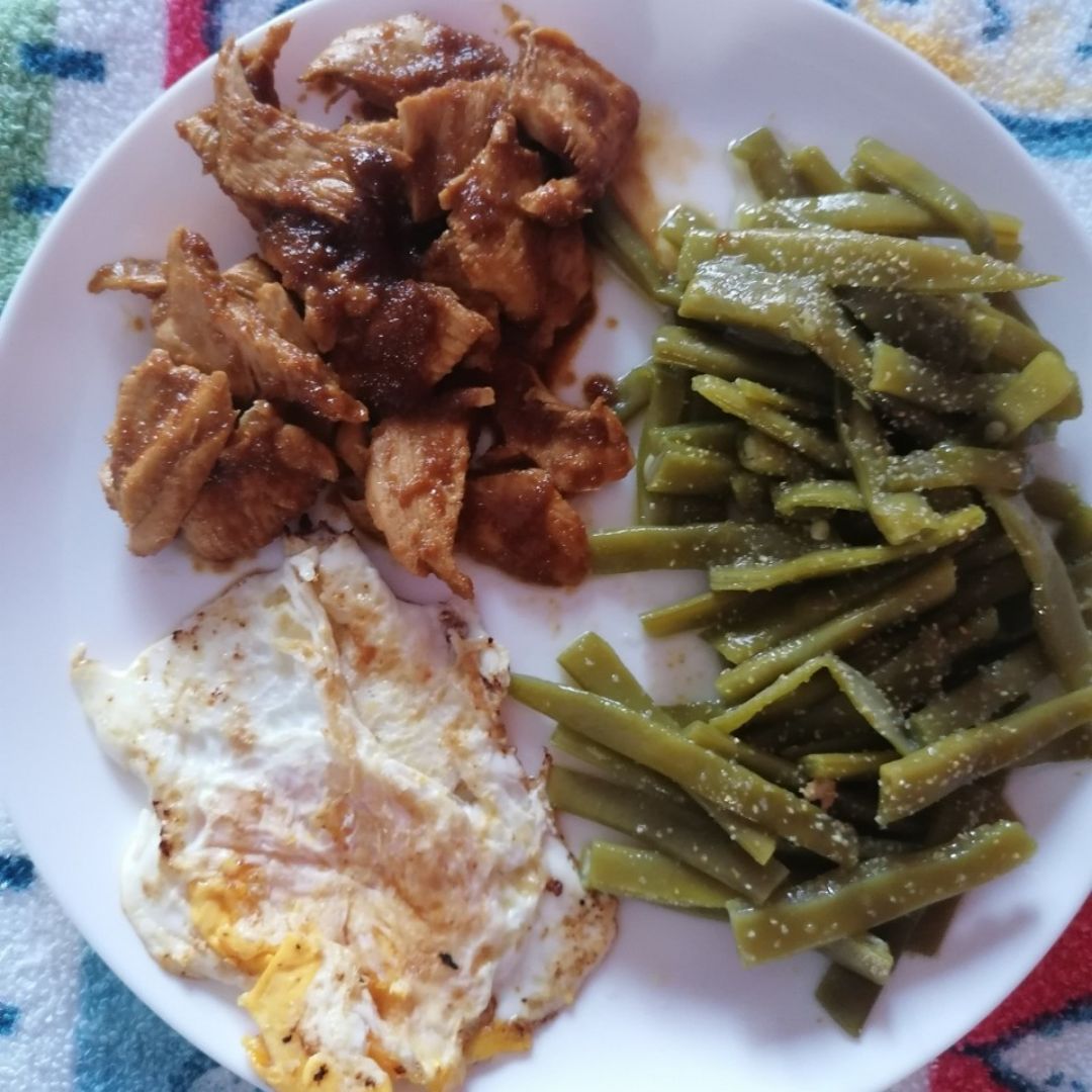 Pollo a la Tatí con judías cocidas y huevo plancha Pollo a la Tatí con judías cocidas y huevo plancha