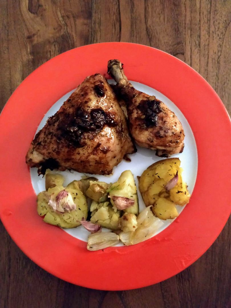 Pollo al horno con patatas escachadas Pollo al horno con patatas escachadas