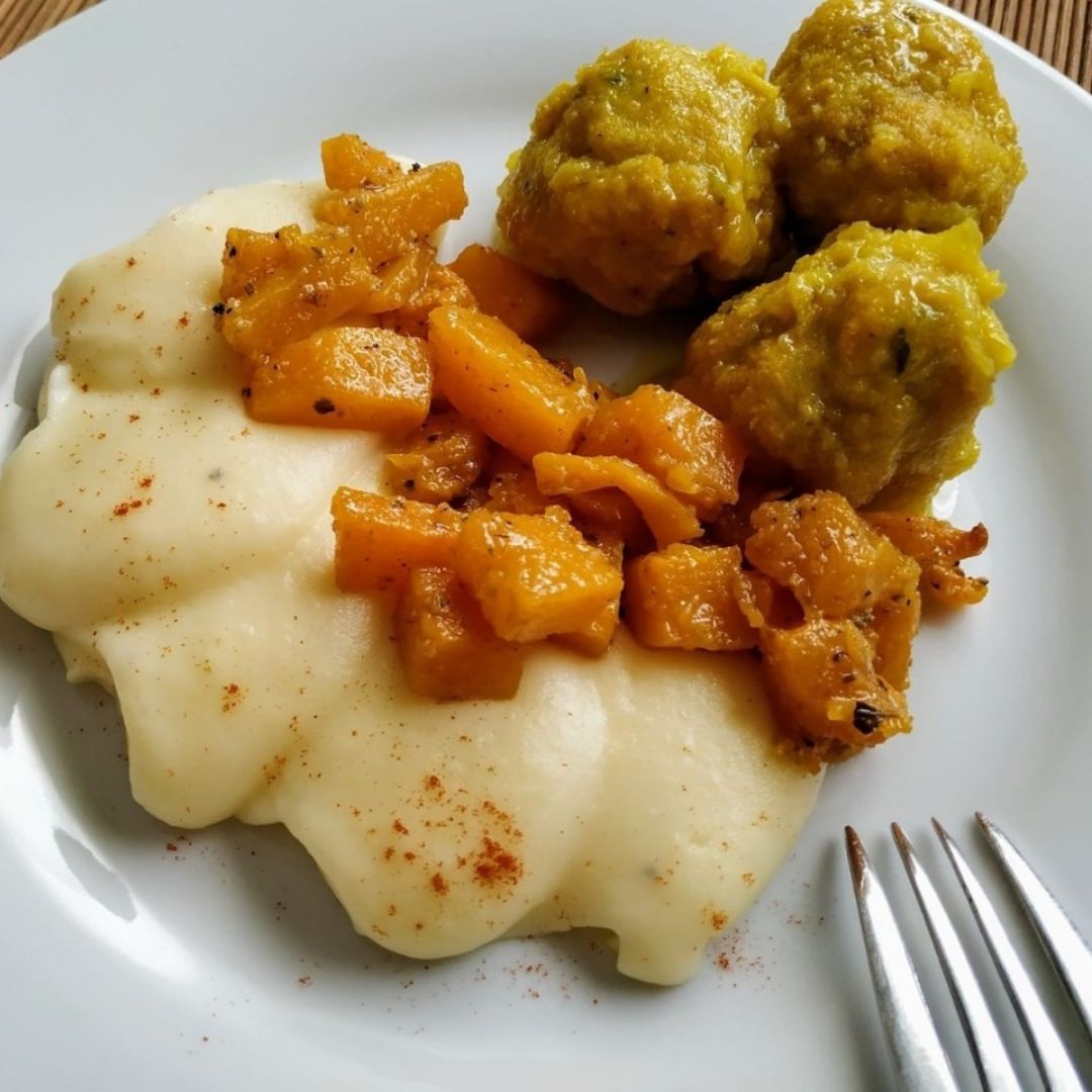 Albóndigas, calabaza asada y puré de patatas