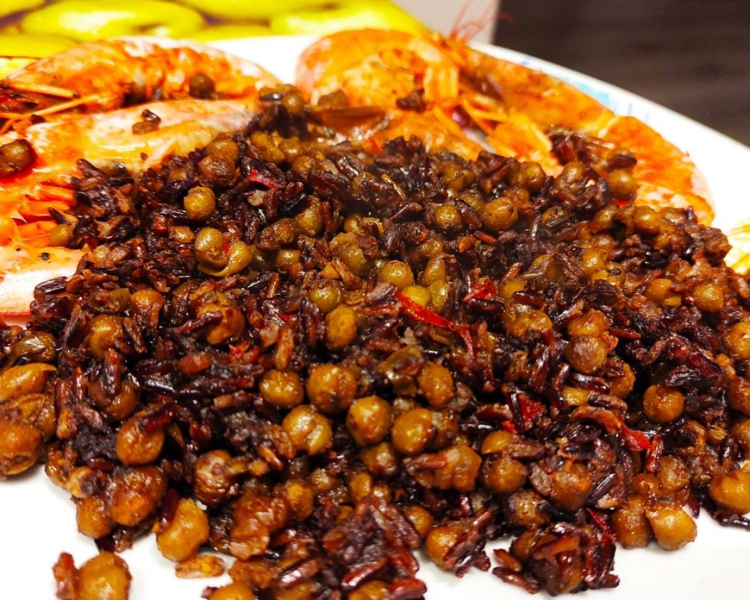 Arroz venere con guisantes y langostinos