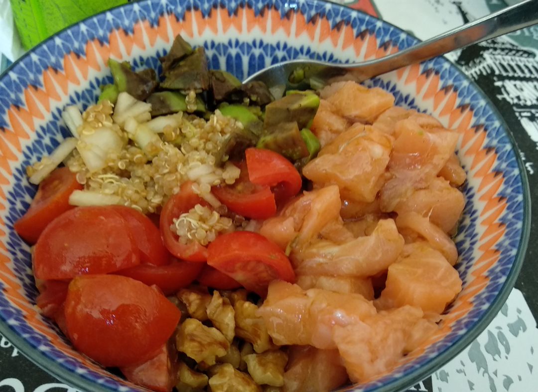 Poke de quinoa y salmón. Poke de quinoa y salmón.