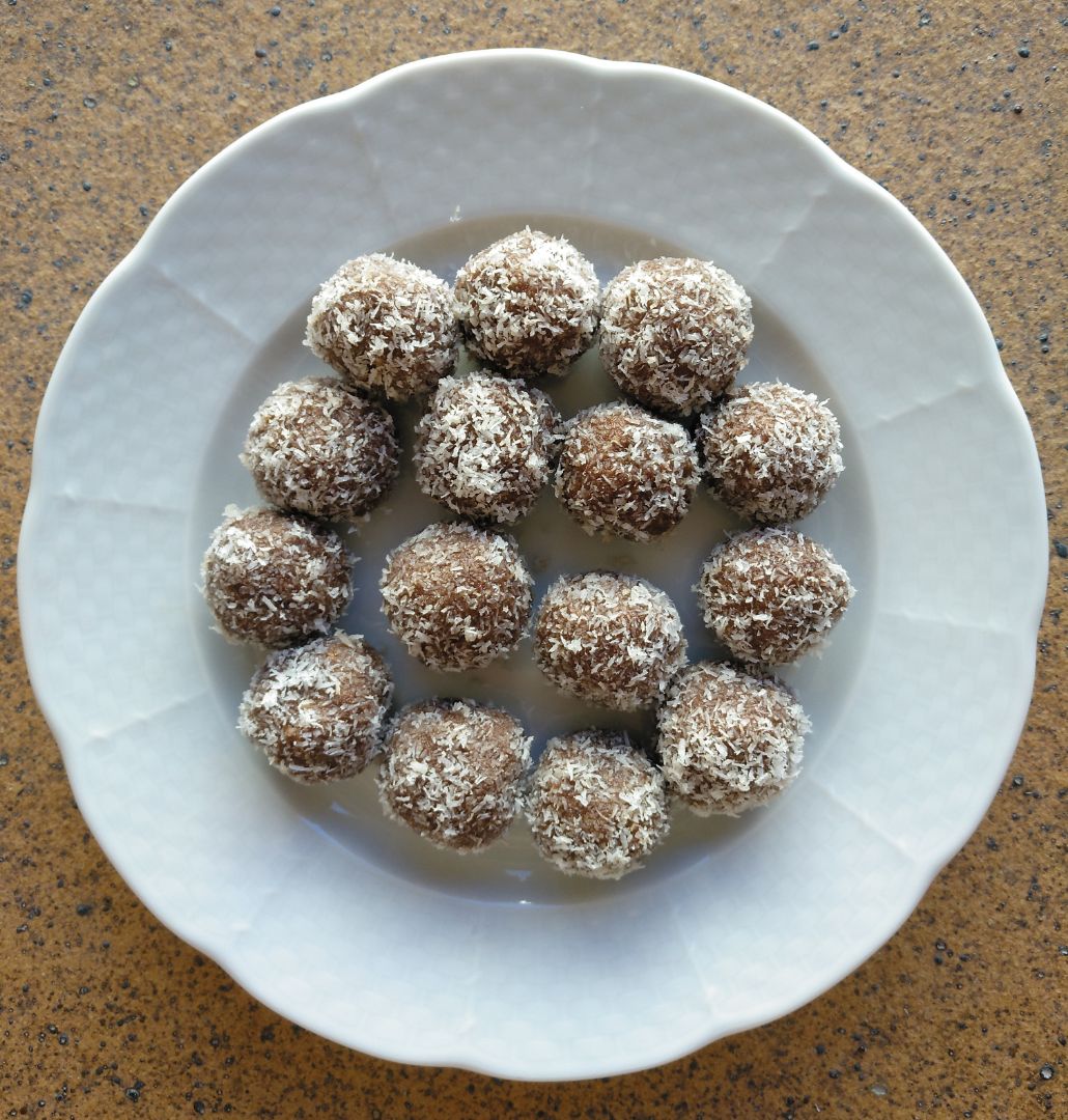 Bolitas de cacao y avellanas Bolitas de cacao y avellanas