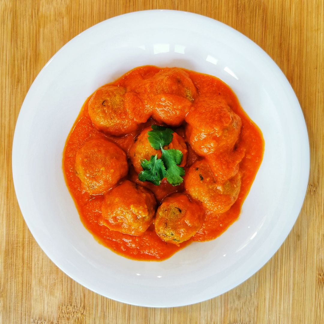Albondigas de quinoa, atún y langostinos con salsa de pimientos del piquillo. Albondigas de quinoa, atún y langostinos con salsa de pimientos del piquillo.
