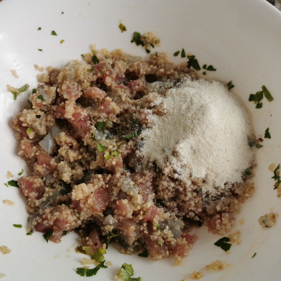 Albondigas de quinoa, atún y langostinos con salsa de pimientos del piquillo. Paso 4 Albondigas de quinoa, atún y langostinos con salsa de pimientos del piquillo. Paso 4