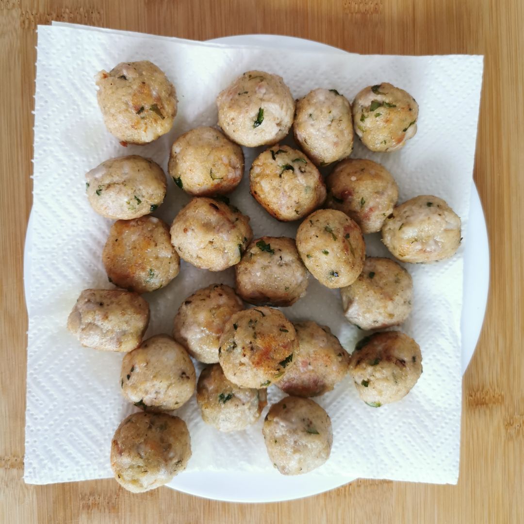 Albondigas de quinoa, atún y langostinos con salsa de pimientos del piquillo. Paso 5 Albondigas de quinoa, atún y langostinos con salsa de pimientos del piquillo. Paso 5