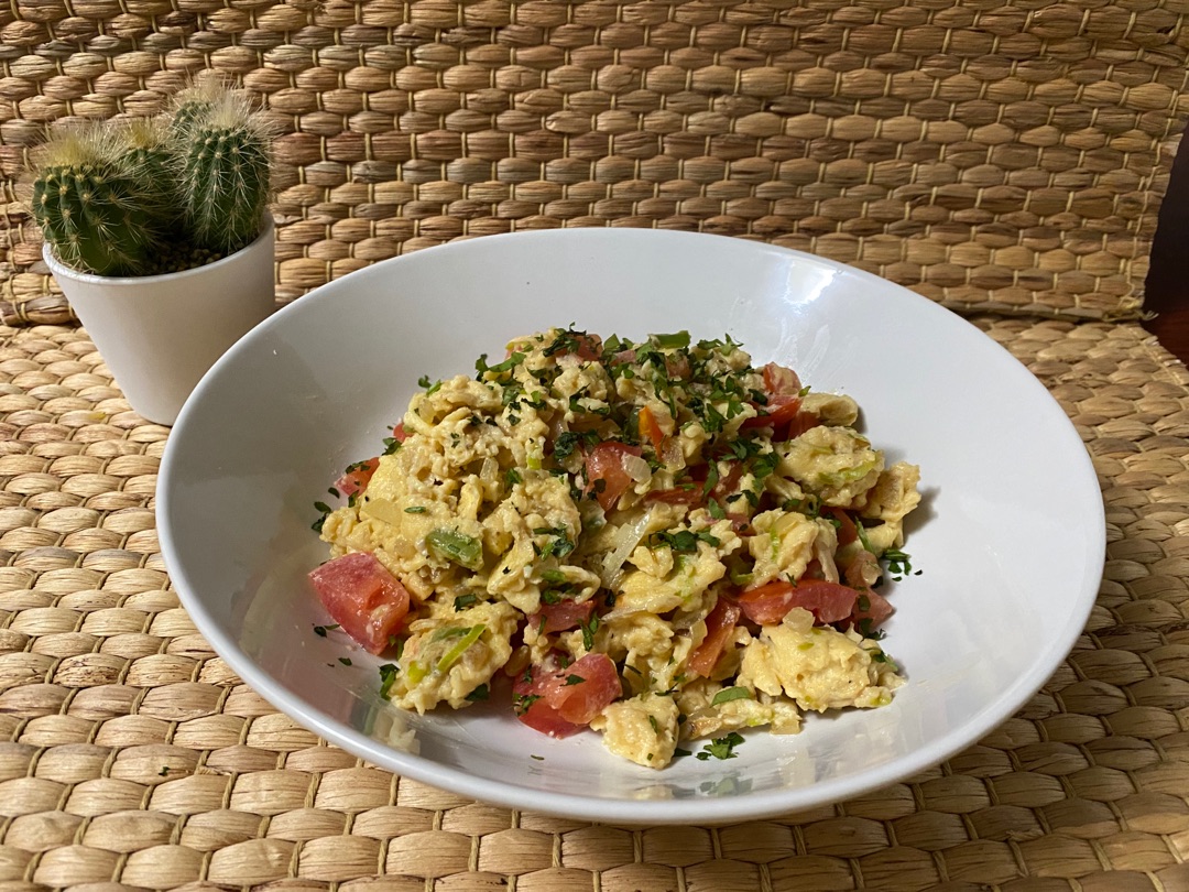 Huevos revueltos con verduras  y tostaditas