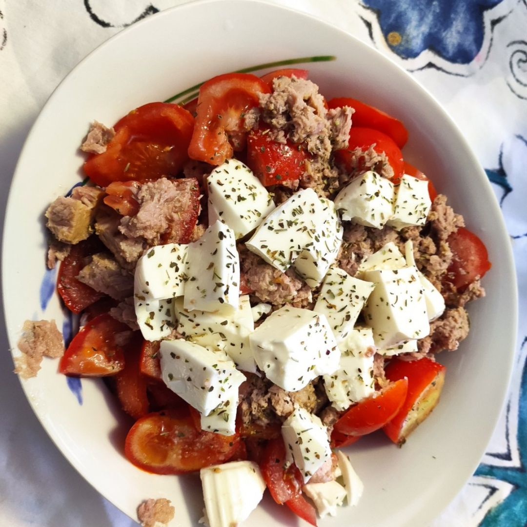 Tomate con atún y queso fresco Tomate con atún y queso fresco