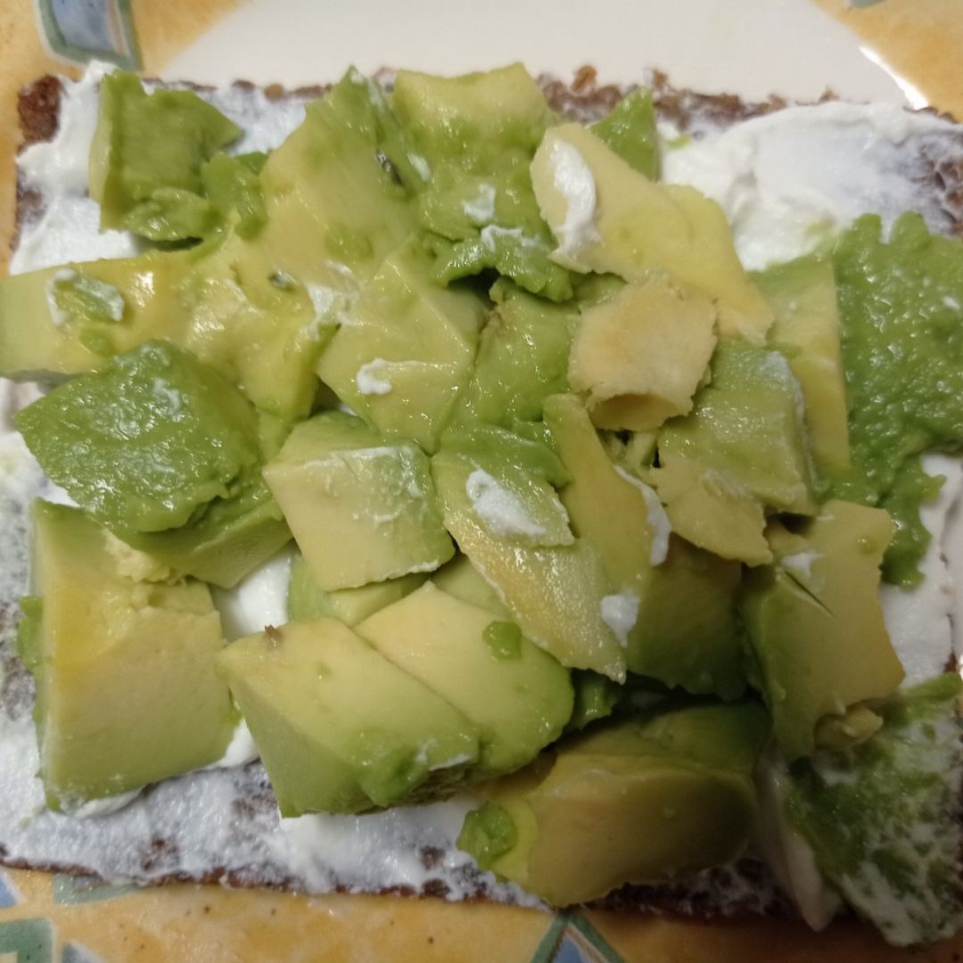 Tostada de yogurt y aguacate