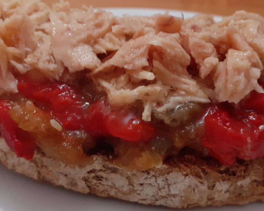 Tosta de Escalivada con migas de bonito Tosta de Escalivada con migas de bonito