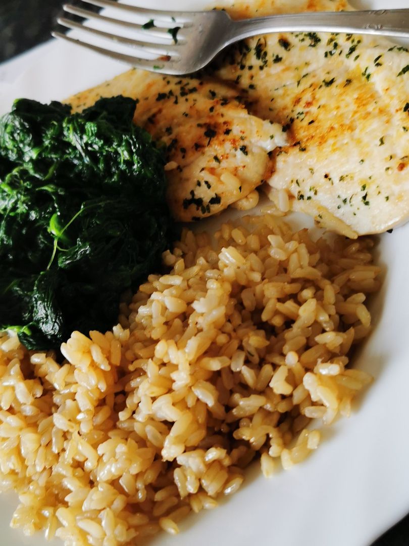 Pollo con espinacas y arroz