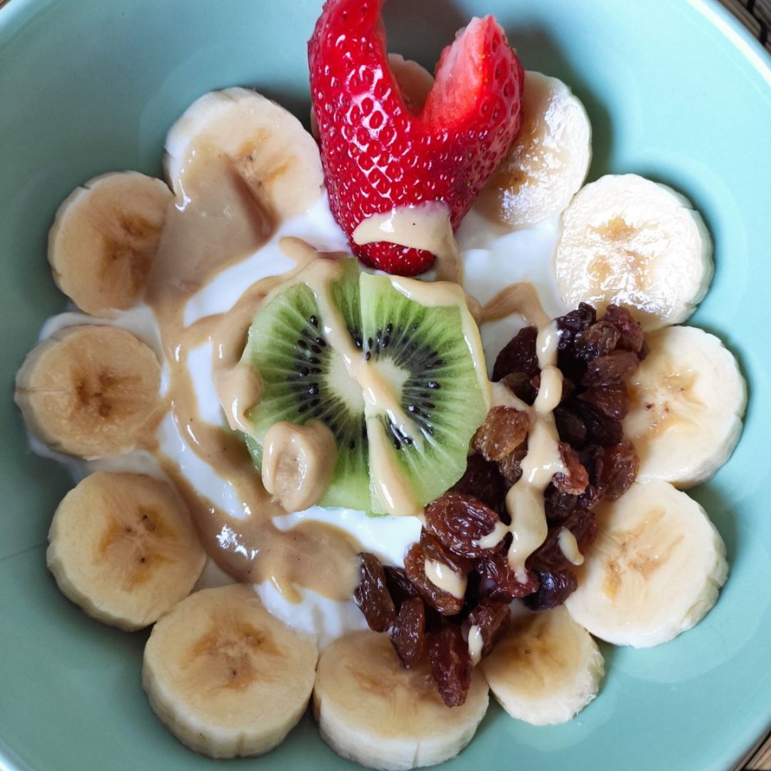 Bol de desayuno con queso, fruta y pasas Bol de desayuno con queso, fruta y pasas