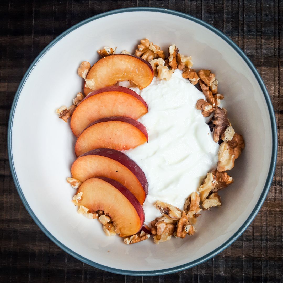 Bowl de yogur con nectarina y nueces