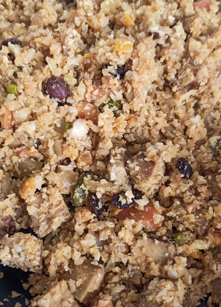 Arroz de coliflor con verduras y tofu