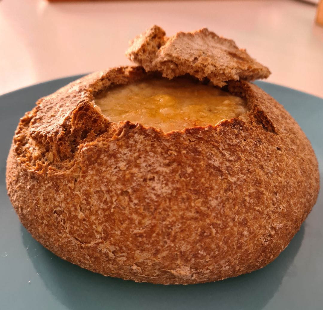 Sopa de pollo gratinada en pan integral