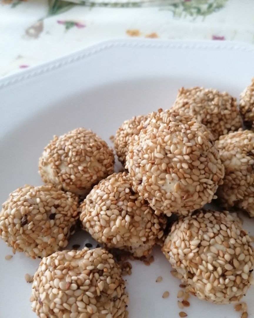 Bolitas de tofu con queso y semillas de sésamo Bolitas de tofu con queso y semillas de sésamo