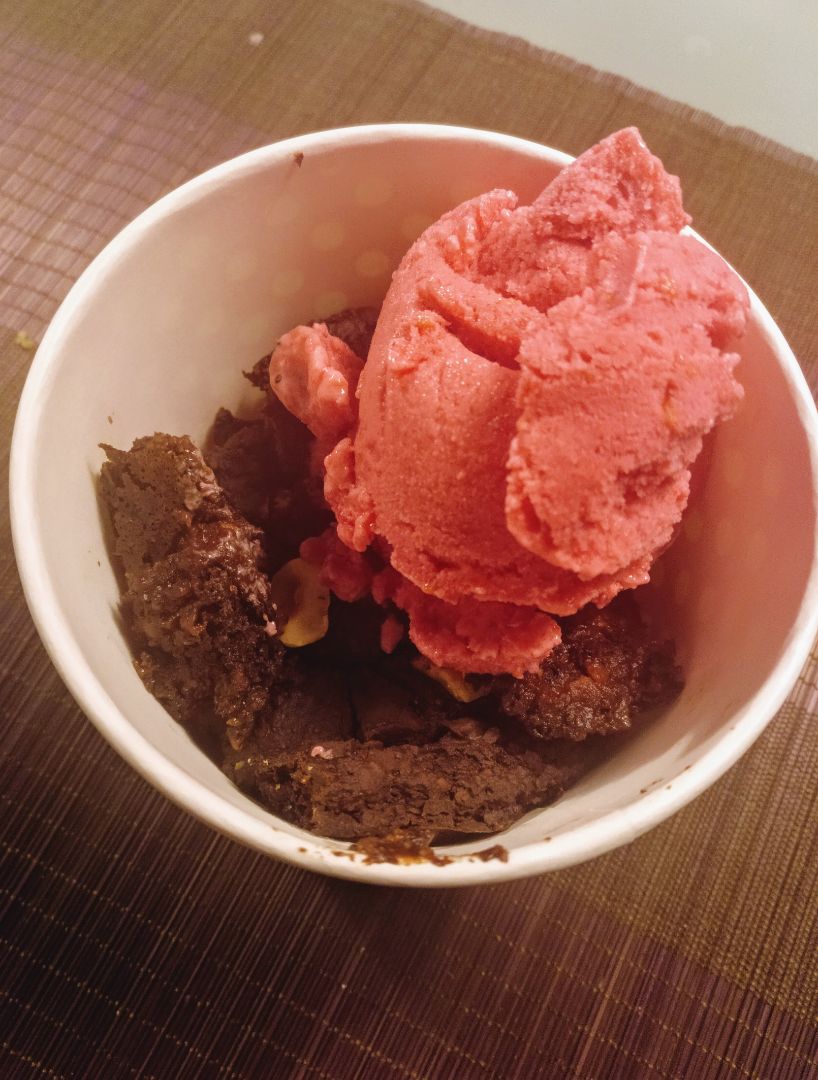 Brownie de calabaza con helado de frutos rojos