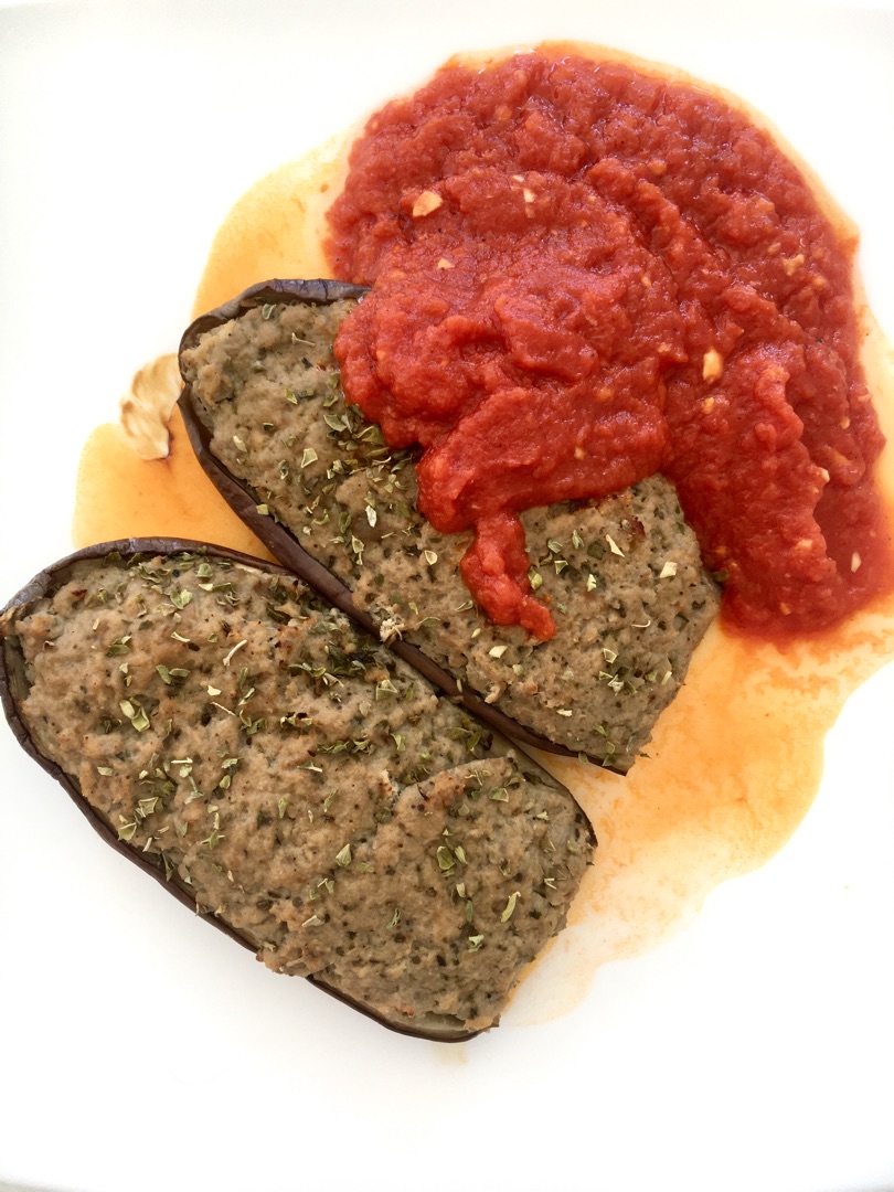 Berenjenas rellenas de carne con salsa de tomate