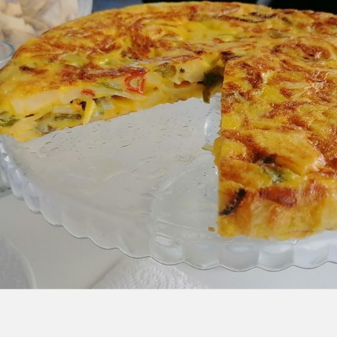 Eco tortilla de patatas pimientos y cebolla. 
