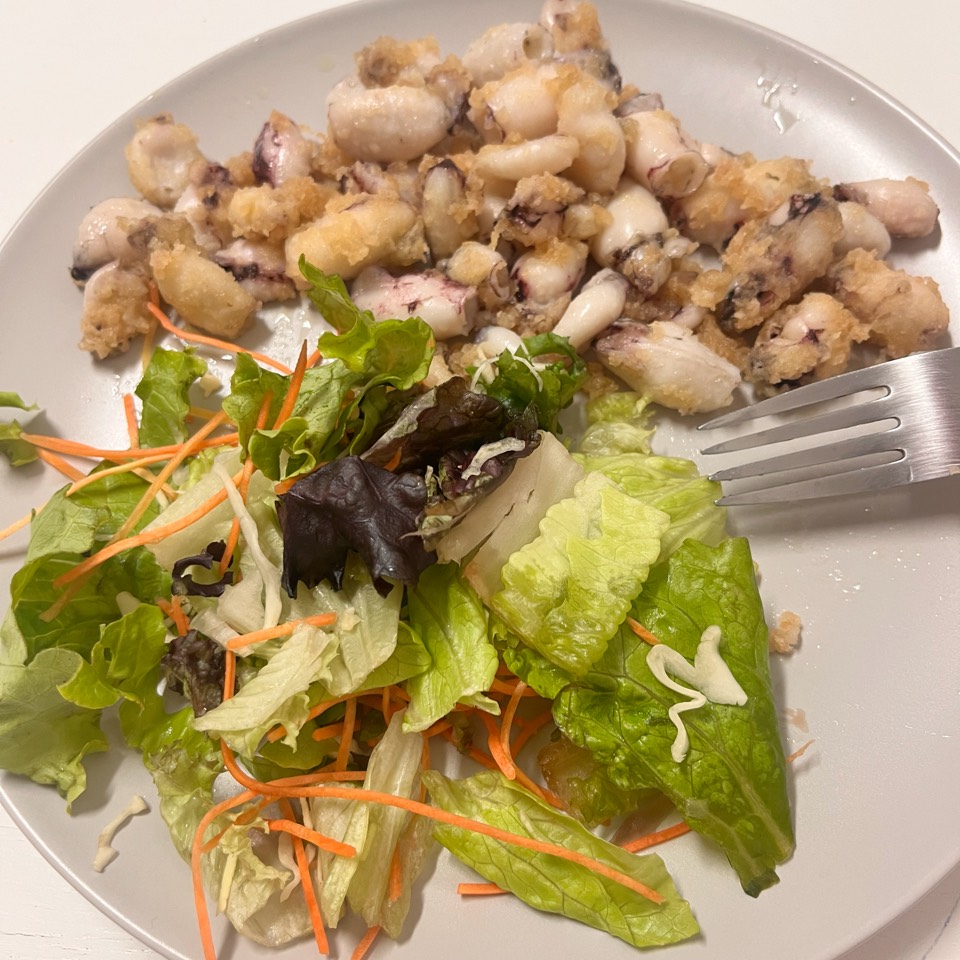 Puntillas rebozadas con ensalada Puntillas rebozadas con ensalada
