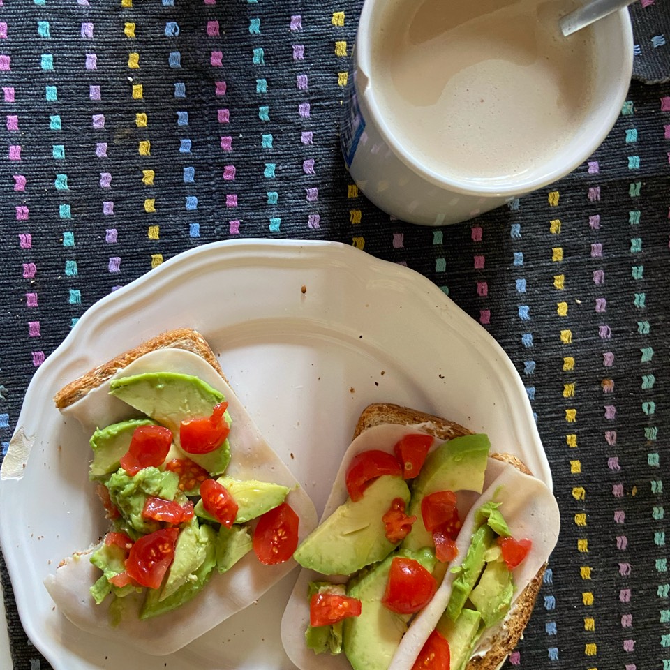 Tostada con aguacate y pavo. Café con leche semi.