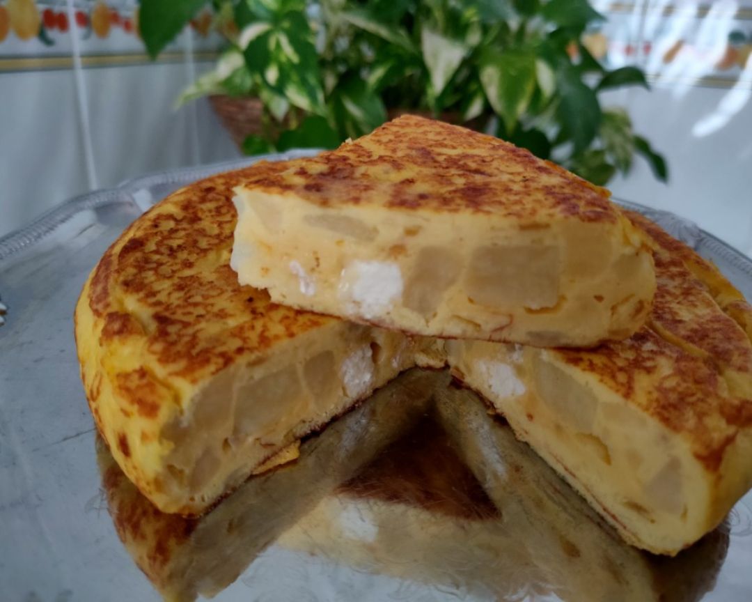 Tortilla de cebolla caramelizada y queso de cabra 馃檴馃構 Tortilla de cebolla caramelizada y queso de cabra 馃檴馃構