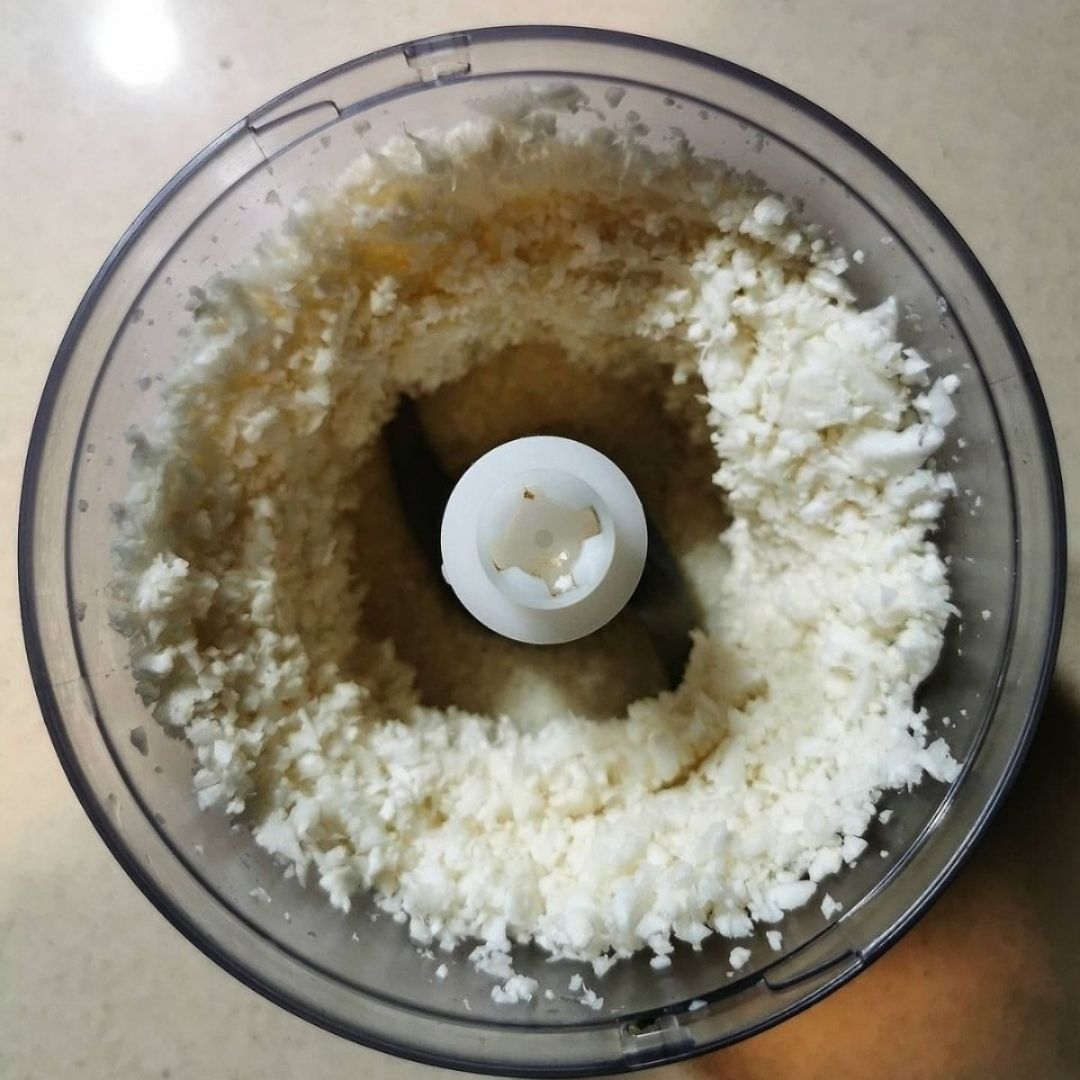PIZZA CON BASE DE COLIFLOR Paso 3 PIZZA CON BASE DE COLIFLOR Paso 3