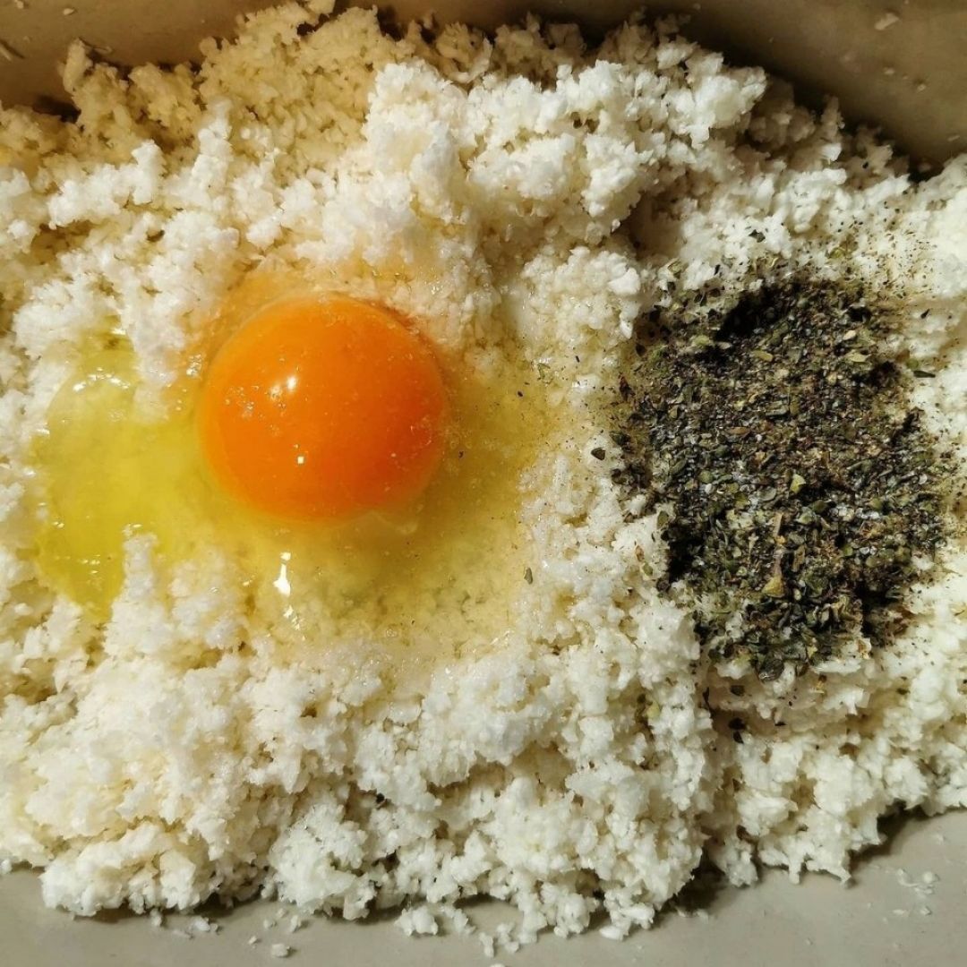 PIZZA CON BASE DE COLIFLOR Paso 4 PIZZA CON BASE DE COLIFLOR Paso 4