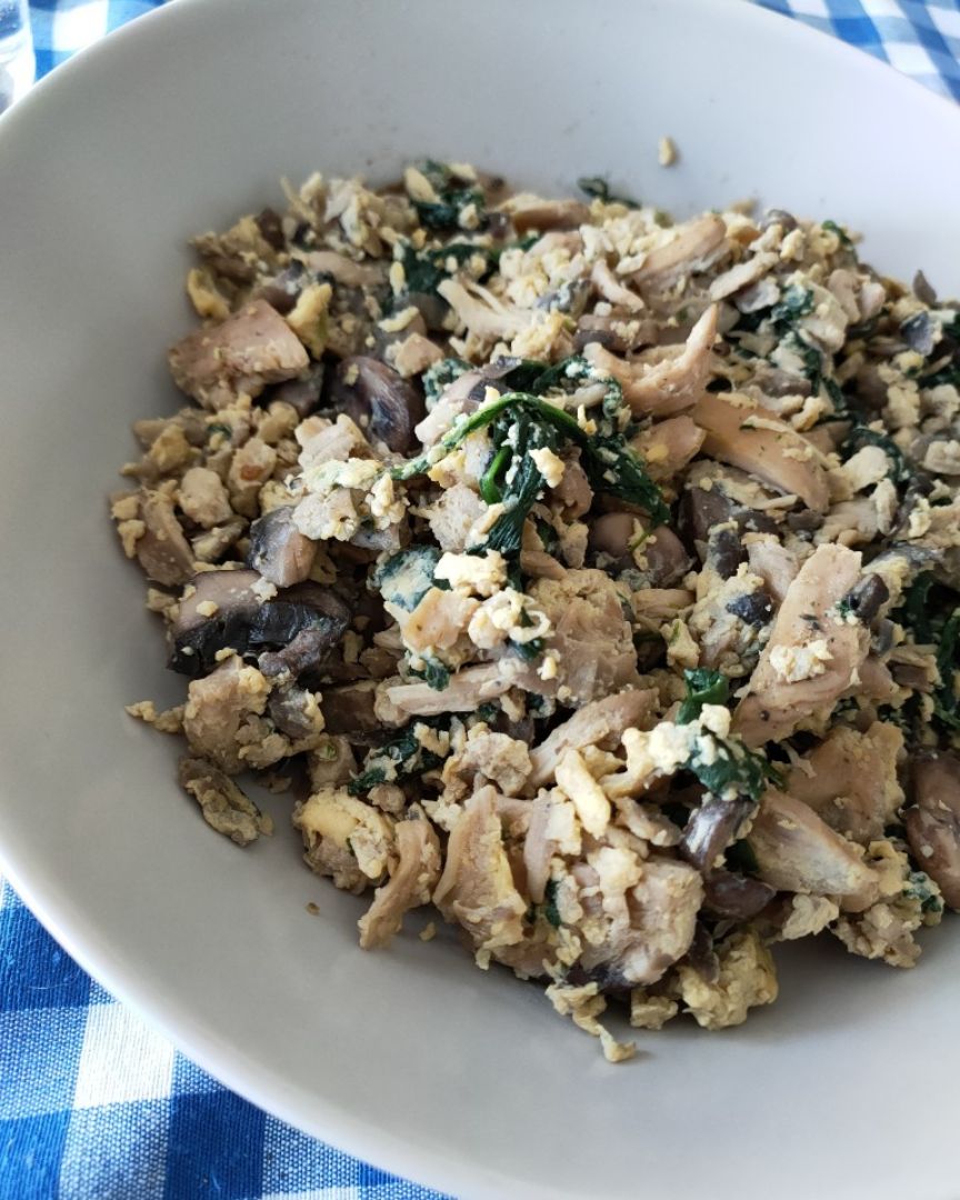 Revuelto de pollo espinacas y champis Revuelto de pollo espinacas y champis