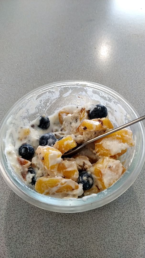 Yogur, chia y avena con fruta de temporada. Yogur, chia y avena con fruta de temporada.