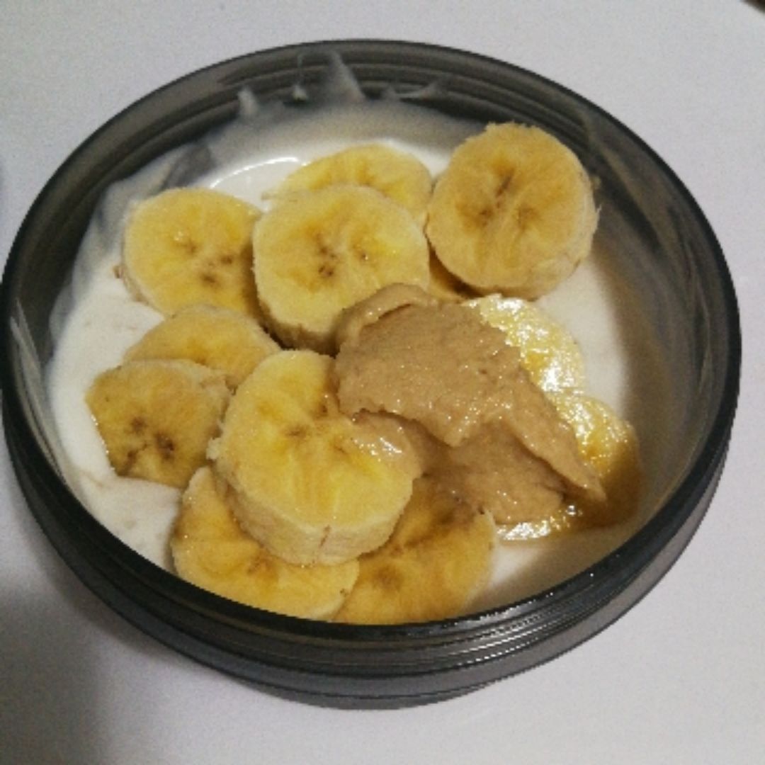 Yogur de coco con avena, plátano y crema de cacahuete Yogur de coco con avena, plátano y crema de cacahuete
