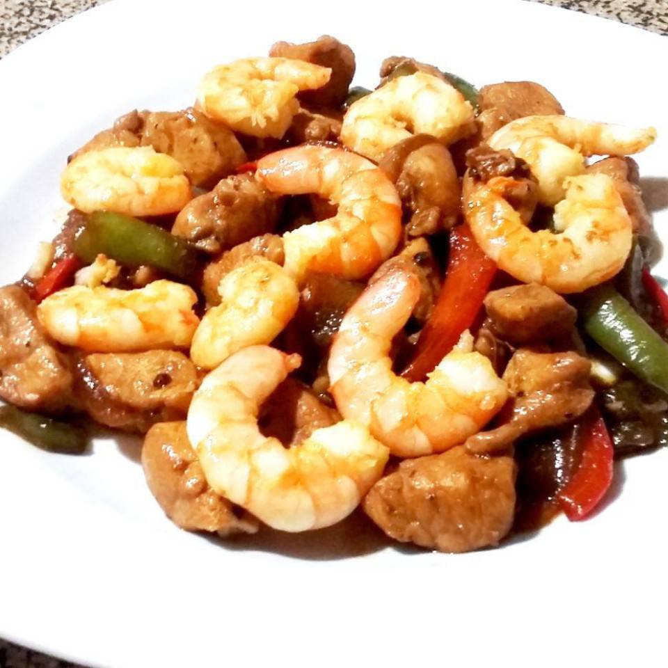 Pollo salteado con verduras, patatas y gambas Pollo salteado con verduras, patatas y gambas