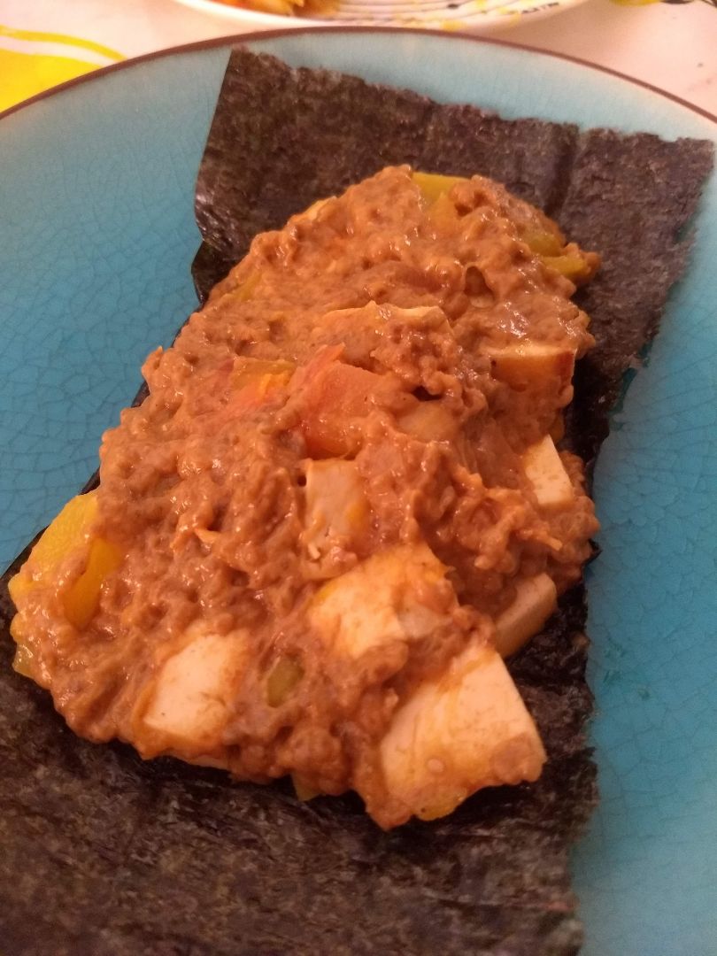 Tofu con Mango y Salsa especial sobre Alga nori