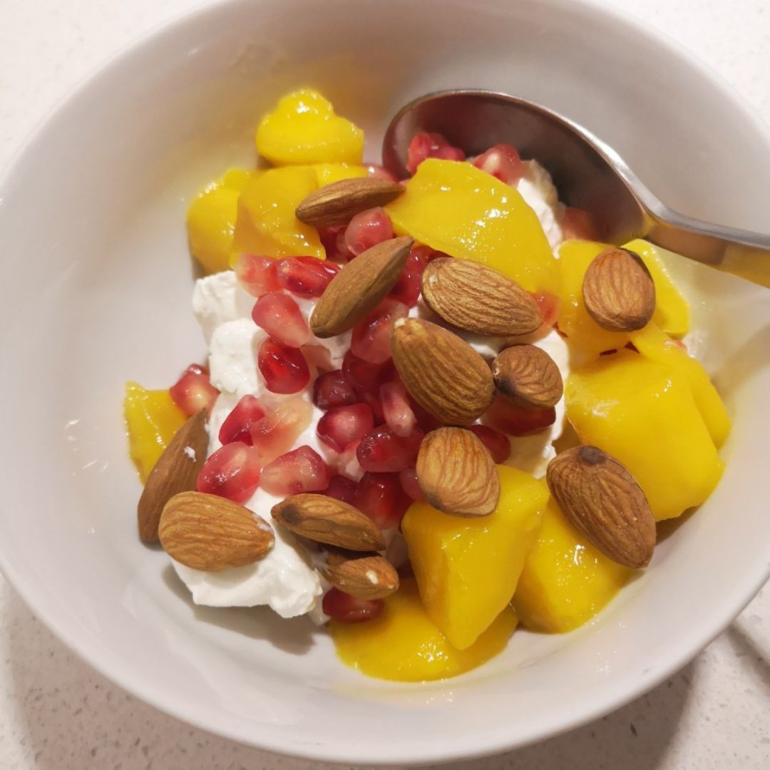Yogurt con frutas y almendras Yogurt con frutas y almendras